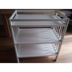 IKEA Gulliver Changing Table in White (Mamas & Papas changing mat included)(excellent condition)