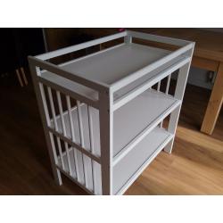 IKEA Gulliver Changing Table in White (Mamas & Papas changing mat included)(excellent condition)