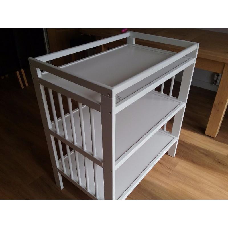 IKEA Gulliver Changing Table in White (Mamas & Papas changing mat included)(excellent condition)