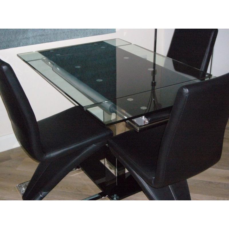 ENZA EXTENDING GLASS CHROME DINING ROOM TABLE & 4 Z CHAIRS.