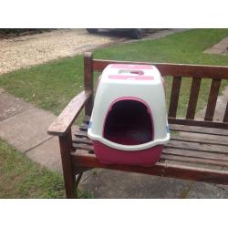 Enclosed cat litter tray