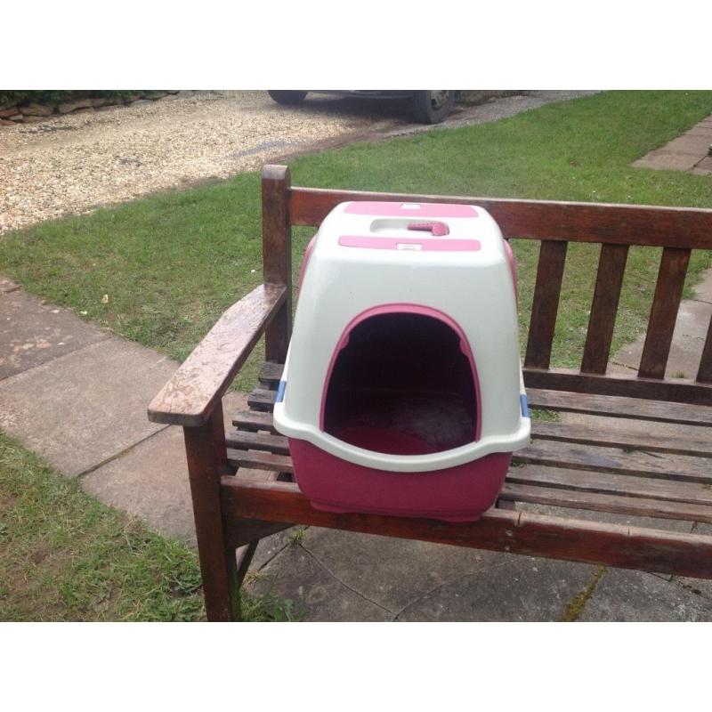 Enclosed cat litter tray