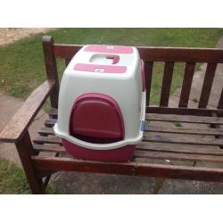 Enclosed cat litter tray