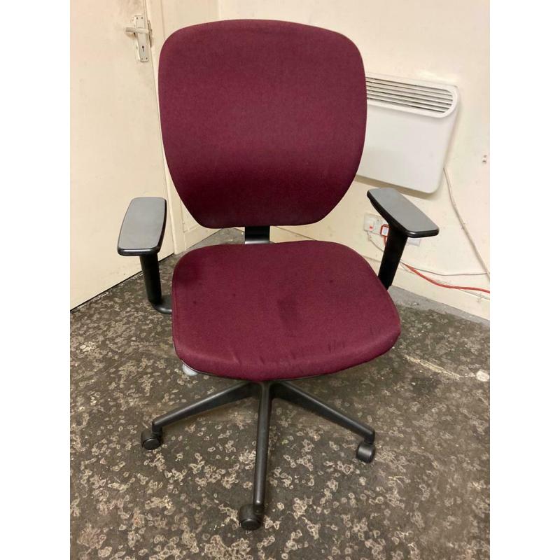 Office computer chair in very good condition, fully adjustable. Local delivery