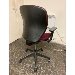 Office computer chair in very good condition, fully adjustable. Local delivery